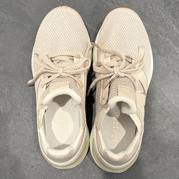 New Balance Women's Beige and White Sneakers 1440 - Picture 7 of 8